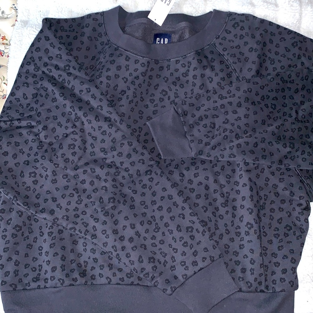 GAP black cheetah print sweater